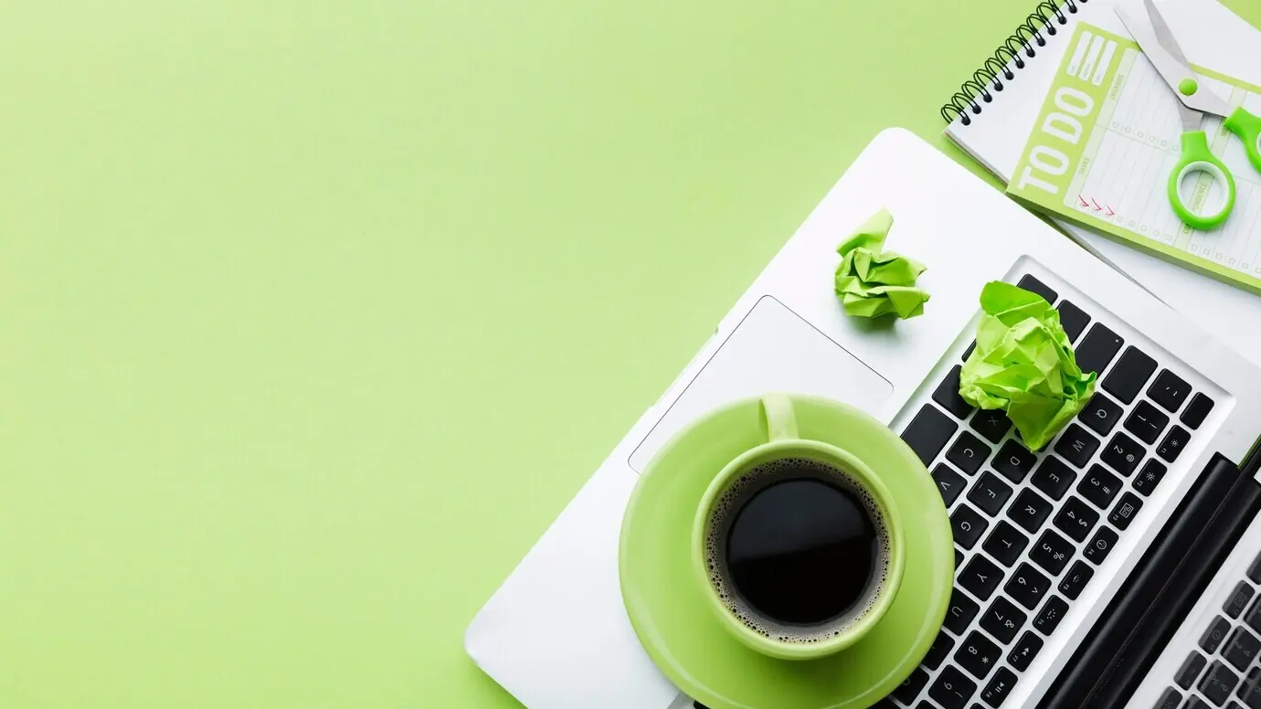 Кофе на ноутбуке, свободное пространство для текста.